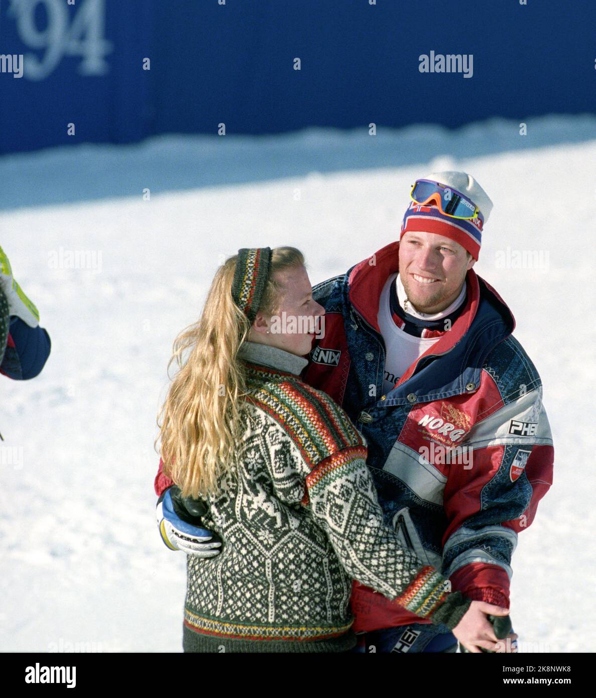 Hafjell 19940225. Le Olimpiadi invernali a Lillehammer Norvegia prendono oro, argento e bronzo nella combinazione alpina. Lasse Kjus danze vittoria danza con una delle ragazze fiore dopo il suo primo posto su Hafjell. Foto: Calle Törnström / NTB Foto Stock