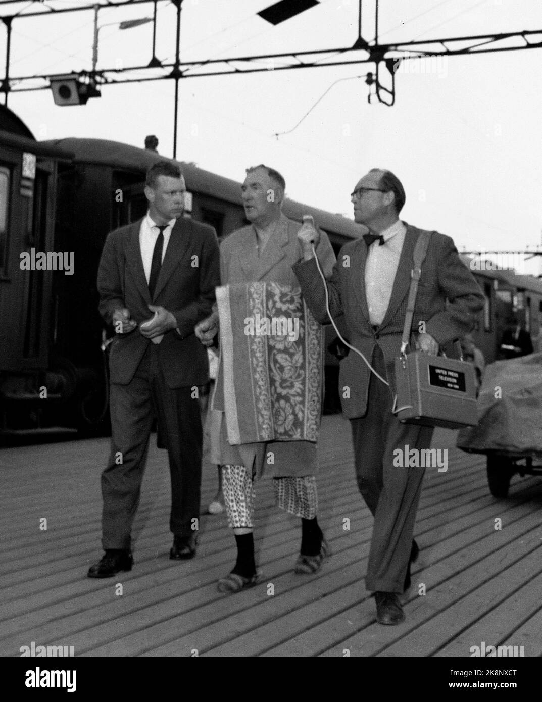 Oslo 19590623 24 ospiti americani e canadesi perirono quando l'hotel turistico di Stalheim bruciò a terra durante alcune ore notturne. Qui, i sopravvissuti arrivano in treno a Oslo, indossando solo pyskama e pantofole. Uno dei turisti è intervistato da NRK e da un giornalista di scrittura. Foto: NTB / NTB Foto Stock