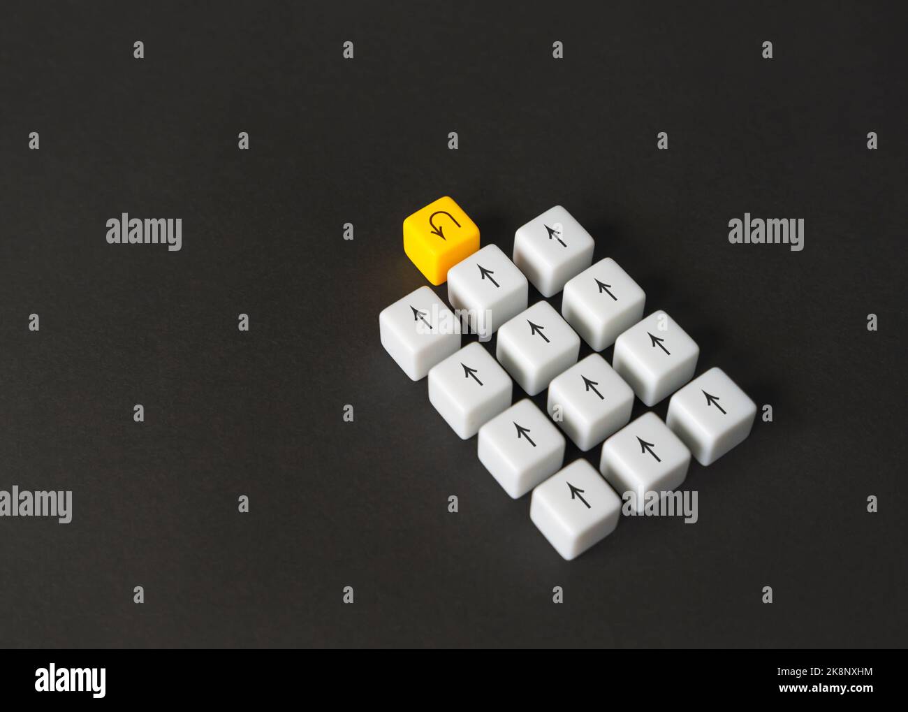 La testa del movimento sta cercando di girarlo indietro. Riconoscere gli errori e cambiare le direzioni di lavoro. Opporsi all'opinione comune, proteggersi dalle illusioni Foto Stock