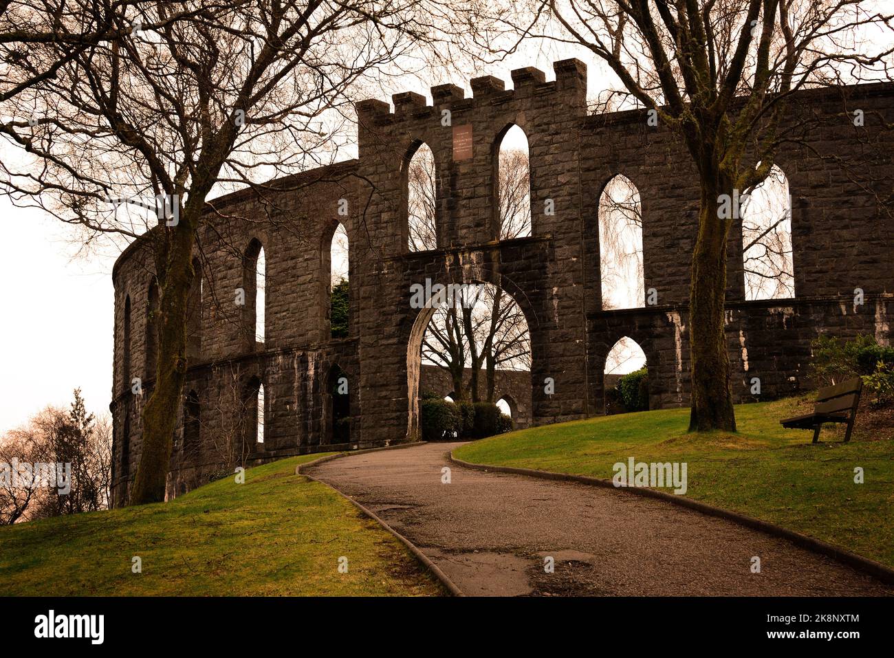 Una bella parete storica del castello in un parco a Oban, Scozia Foto Stock