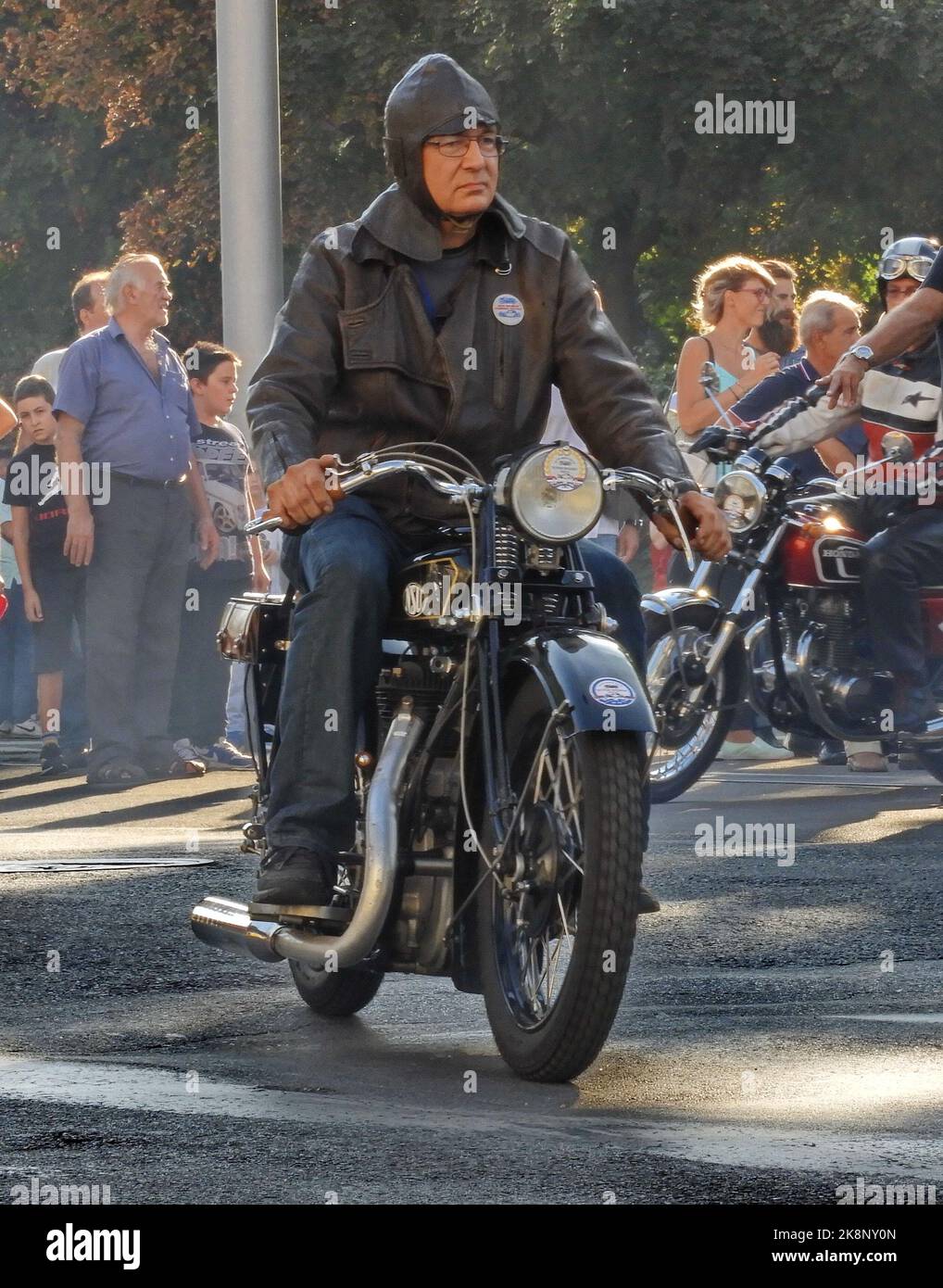 Il vecchio cavalcando la vecchia bicicletta al Bike Show Foto Stock