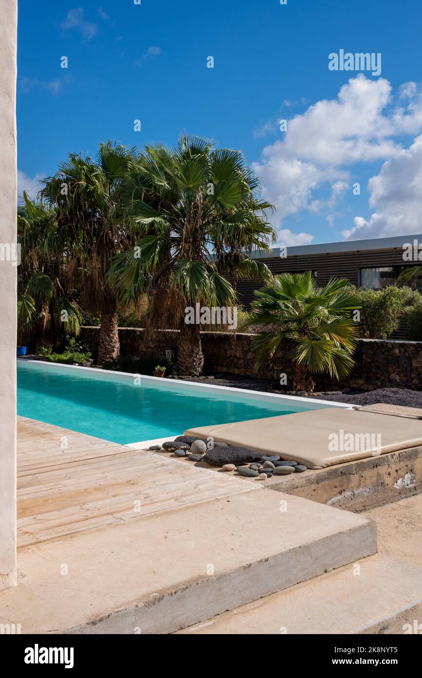 Casa moderna con giardino, piscina e terrazza in cemento Foto Stock