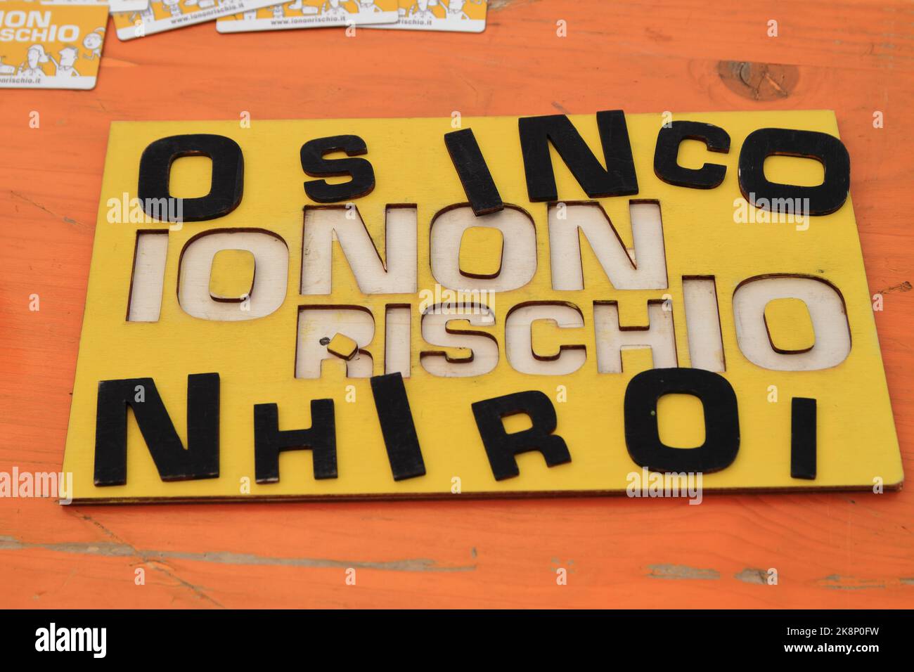 Giovani volontari della protezione civile sono nelle strade per informare la popolazione sulle regole di comportamento in caso di terremoto. Foto Stock