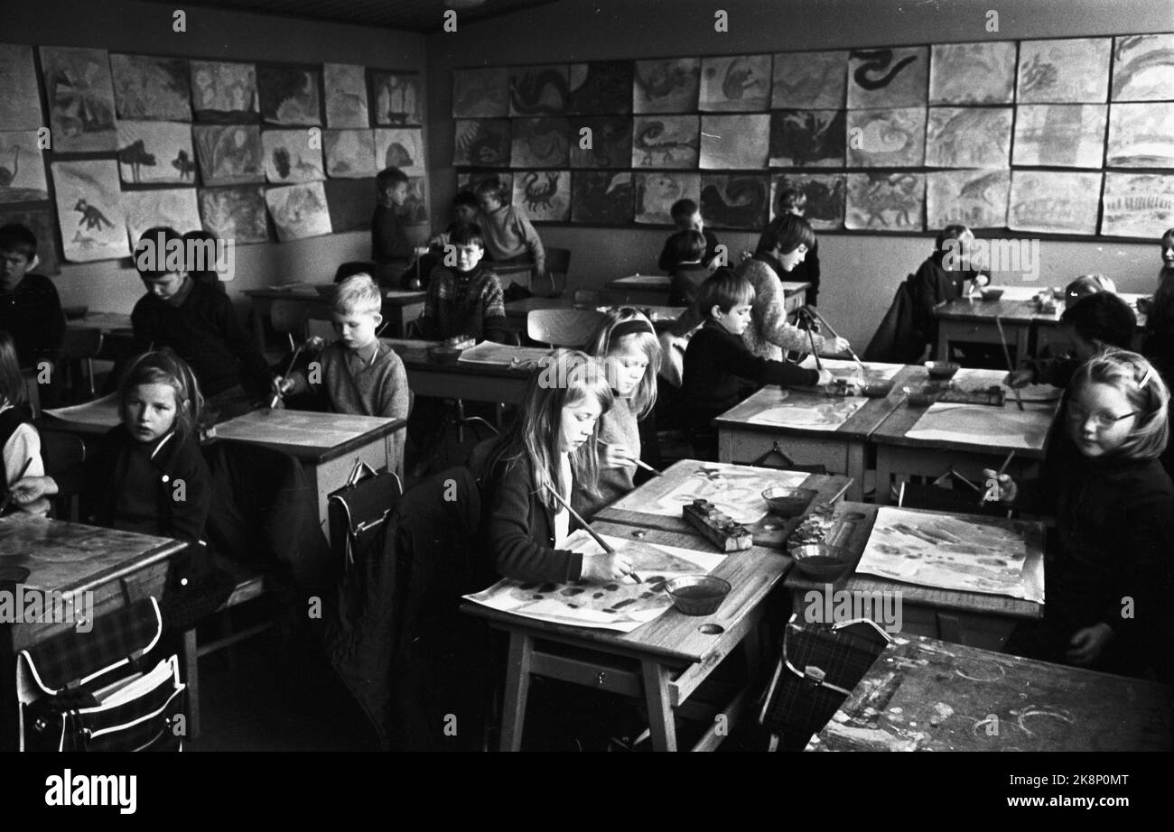 Oslo 19671116. Steinerskolen. Gli studenti siedono sulle scrivanie nelle aule. Pittore. Foto: Erik Thorberg / NTB / NTB Foto Stock