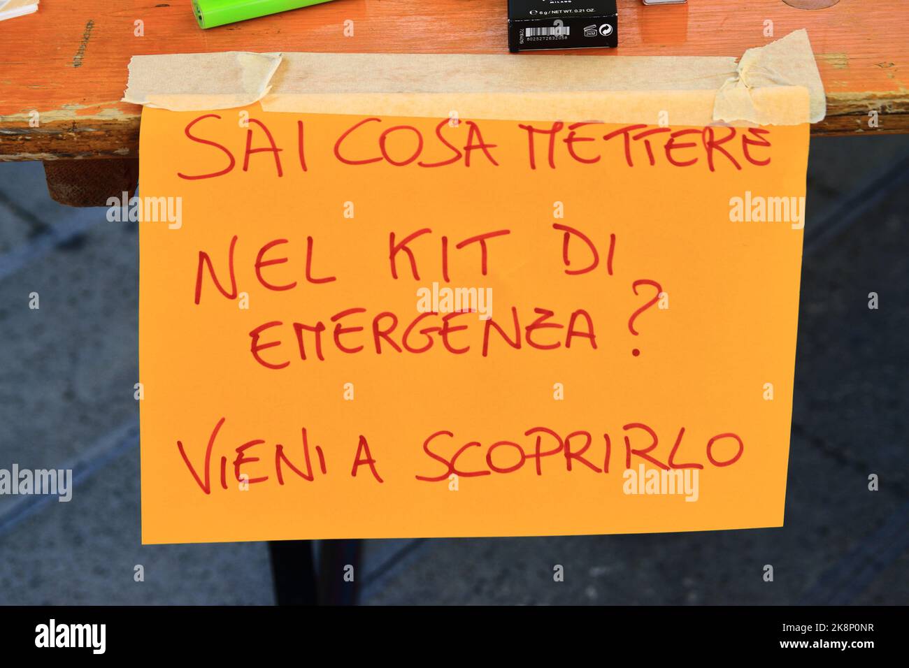 Giovani volontari della protezione civile sono nelle strade per informare la popolazione sulle regole di comportamento in caso di terremoto. Foto Stock