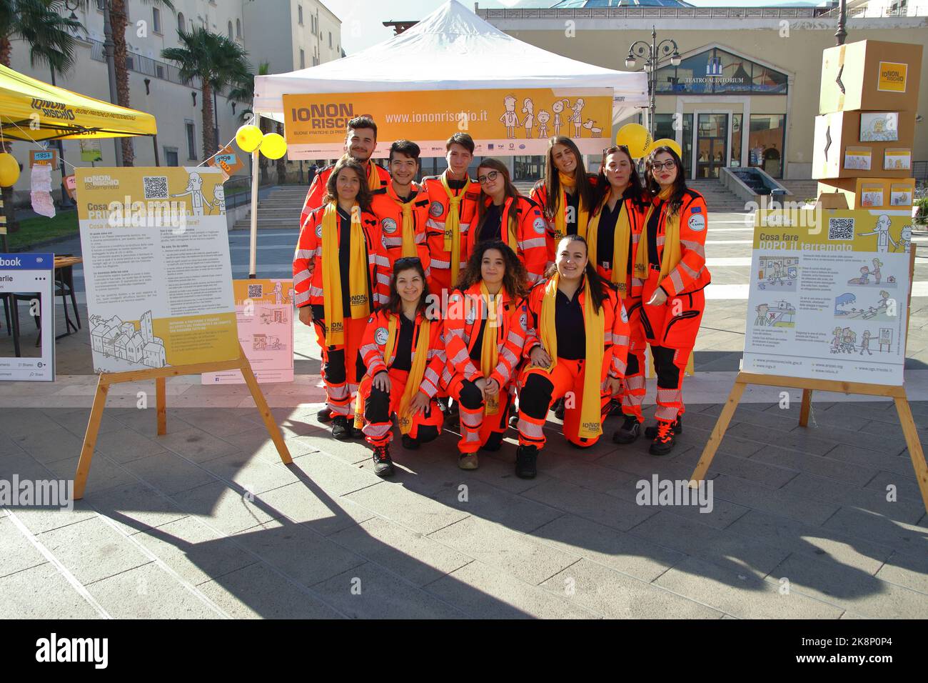 Giovani volontari della protezione civile sono nelle strade per informare la popolazione sulle regole di comportamento in caso di terremoto. Foto Stock