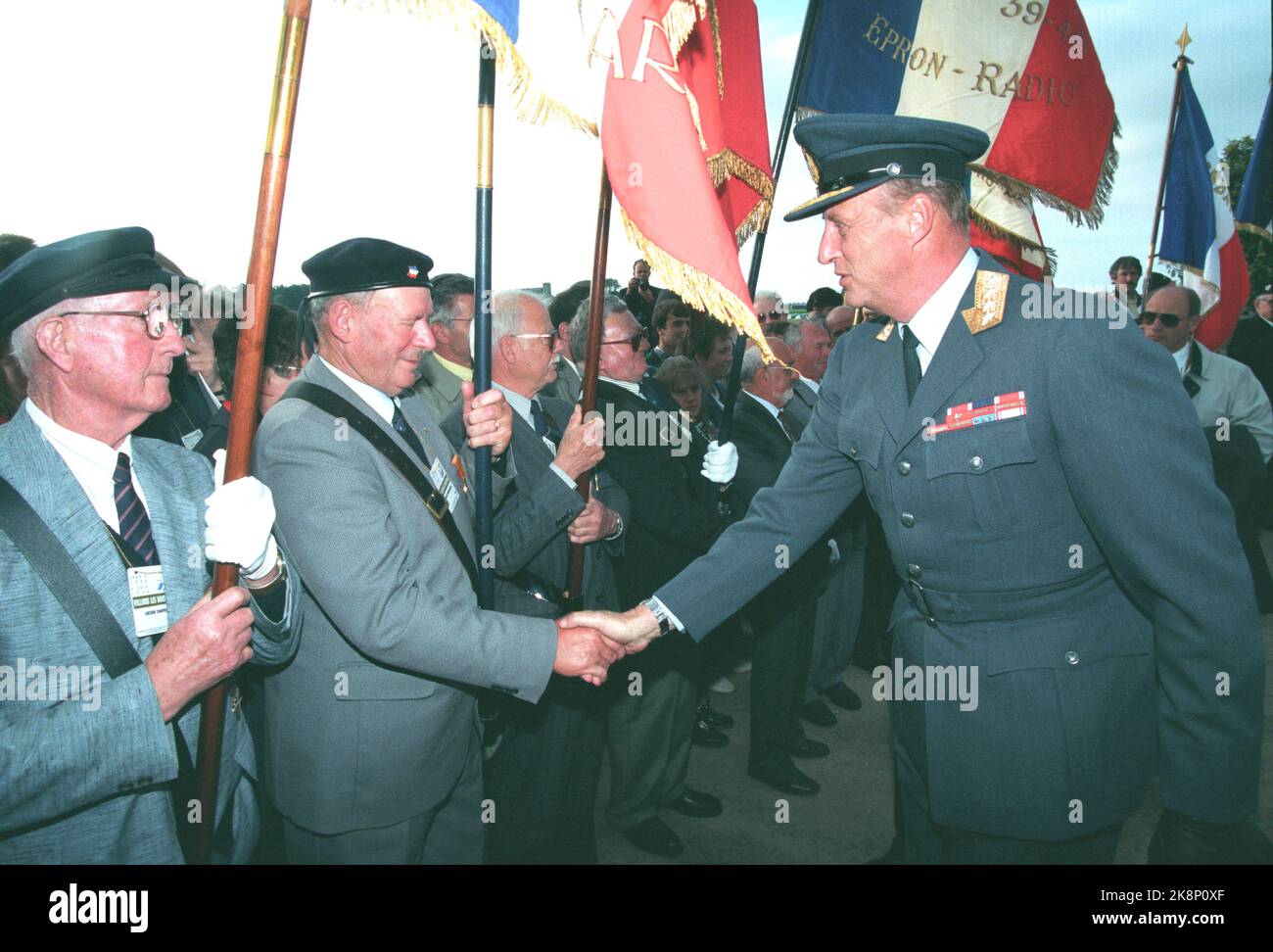 Villons-les-Buissons, Normandie 19940606. Festa della memoria, 50 anni fa D-Day in Normandia. Il re Harald saluta i veterani di guerra francesi al Memorial di Villons-Les-Buissons, dove il re Olav V nel 1984 ha svelato un memoriale degli sforzi dei piloti norvegesi durante l'invasione. Foto: Lise Åserud NTB / NTB Foto Stock