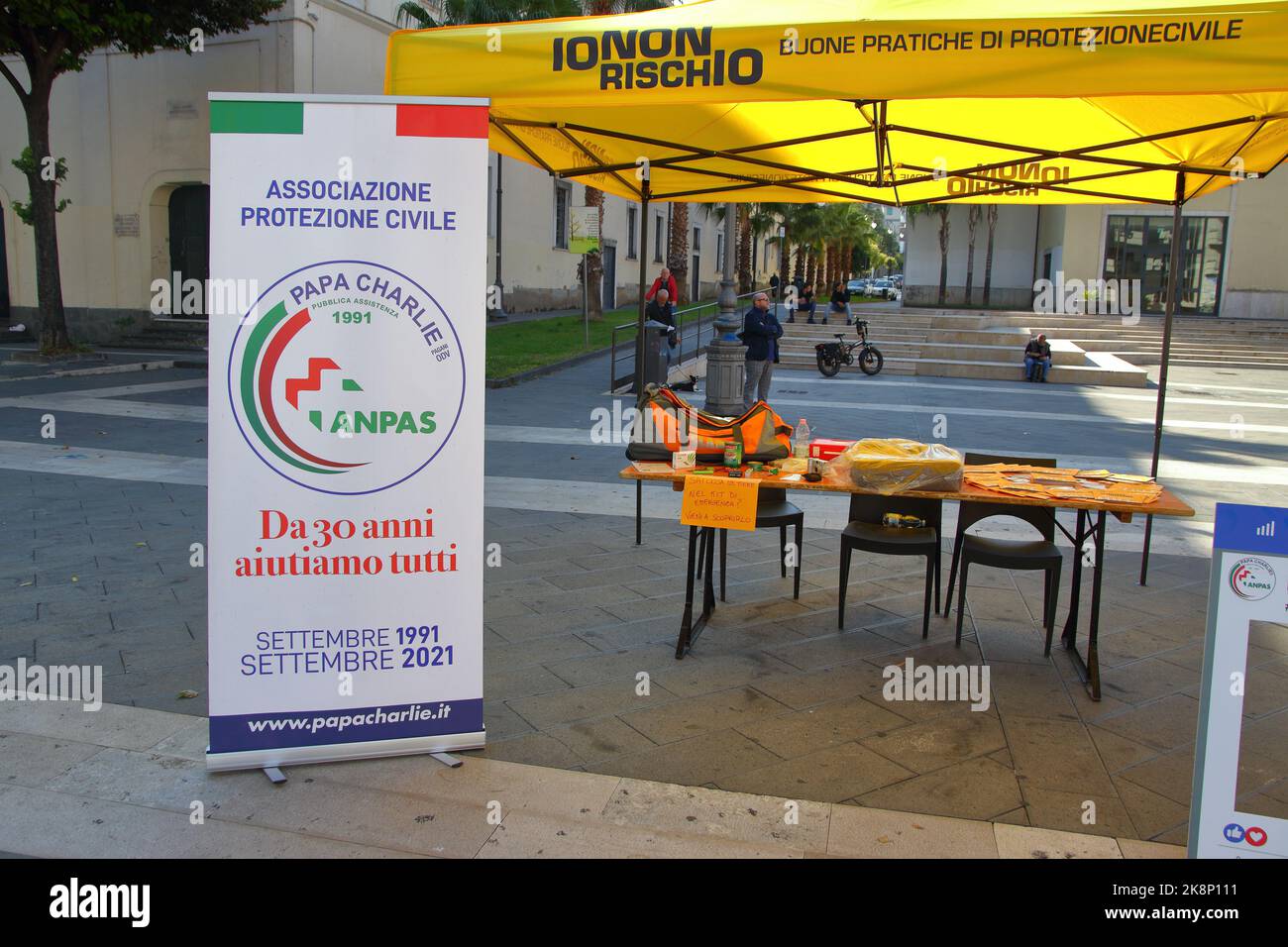 Giovani volontari della protezione civile sono nelle strade per informare la popolazione sulle regole di comportamento in caso di terremoto. Foto Stock