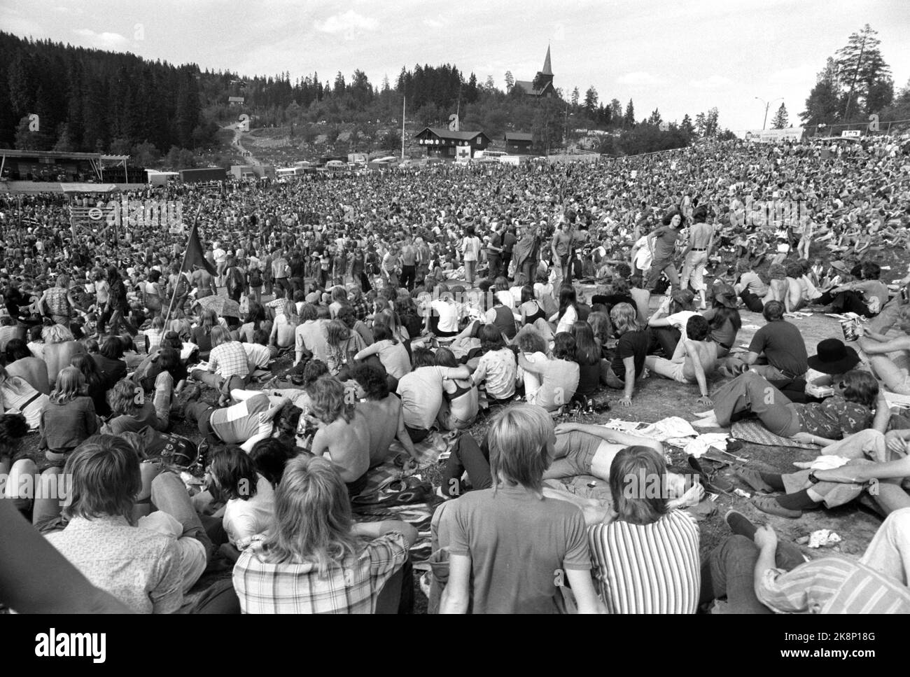 Oslo 19740622. 30.000 persone hanno partecipato a Ragnarock a Holmenkollen. Giovani provenienti da tutto il paese si sono presentati per ascoltare il concerto pop. Inoltre, stavano cercando la loro cultura Beatniks, hippies e birra. Foto: Aage Storløkken corrente / NTB Foto Stock