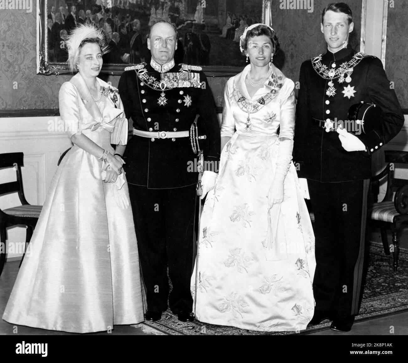 Trondheim 22 giugno 1958. Re Olav, Signingen. La famiglia reale di Stiftsgården dopo la Cattedrale di Nidaros. Per esempio: Principessa Ragnhild, re Olav, principessa Astrid e principe ereditario Harald. Foto stock NTB / NTB Foto Stock