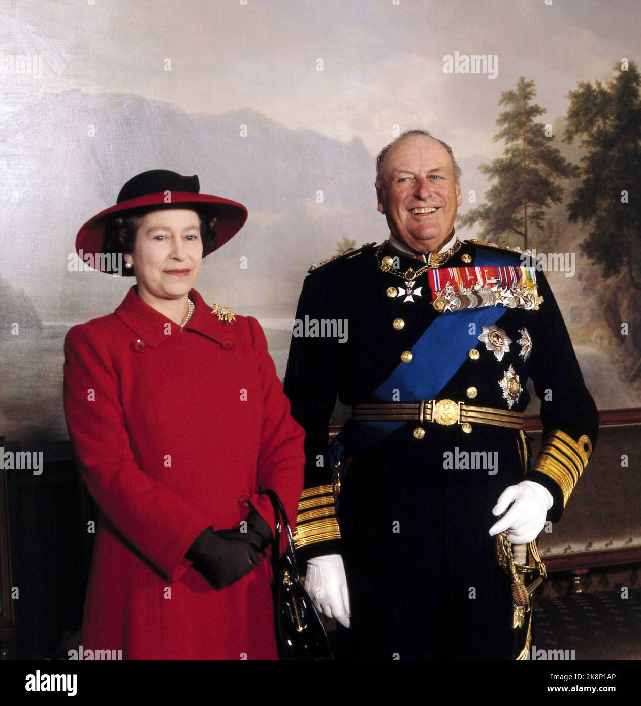 Oslo 19810505. Regina Elisabetta in visita di stato in Norvegia con suo marito Principe Filippo. La regina Elisabetta e il re Olav durante la fotografia ufficiale nel Weaf Bird al Castello. Cappotto e cappello rosso, borsa nera e guanti. Re Olav in uniforme Navy Galla. Foto: Per Løchen / NTB / NTB Foto Stock