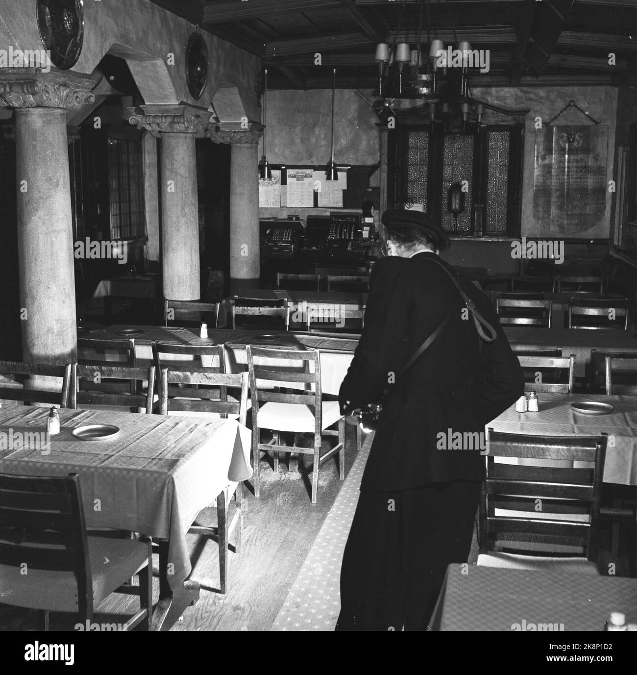 Oslo 19520126. I Norsk Vaktselskap A/S i Oslo er det ansatt 250 menn. I årene fra 1945 til 1951 har vaktselskapet gitt melding om 58 080 ulåste porter og dører, grepet 131 innbruddstyver, 265 innbruddsforsøk og 644 ulåste jernskap og hvelv. Vaktselskapet har 2400 abonnenter, det er dobbelt så mange som fra 1947. Hver kveld kl. 22 samles vaktene i selskapets lokaler i Stenersgaten 9. Arbeidstiden er fra kl. 2200 om kvelden til kl. 0600 om morgenen. Vaktene bærer uniforme og er utstyrt med gummikølle og gasspistol, foruten vesker med digre nøkleknippe. Alle har sykkel. (Sotto krigen hadde Kompan Foto Stock