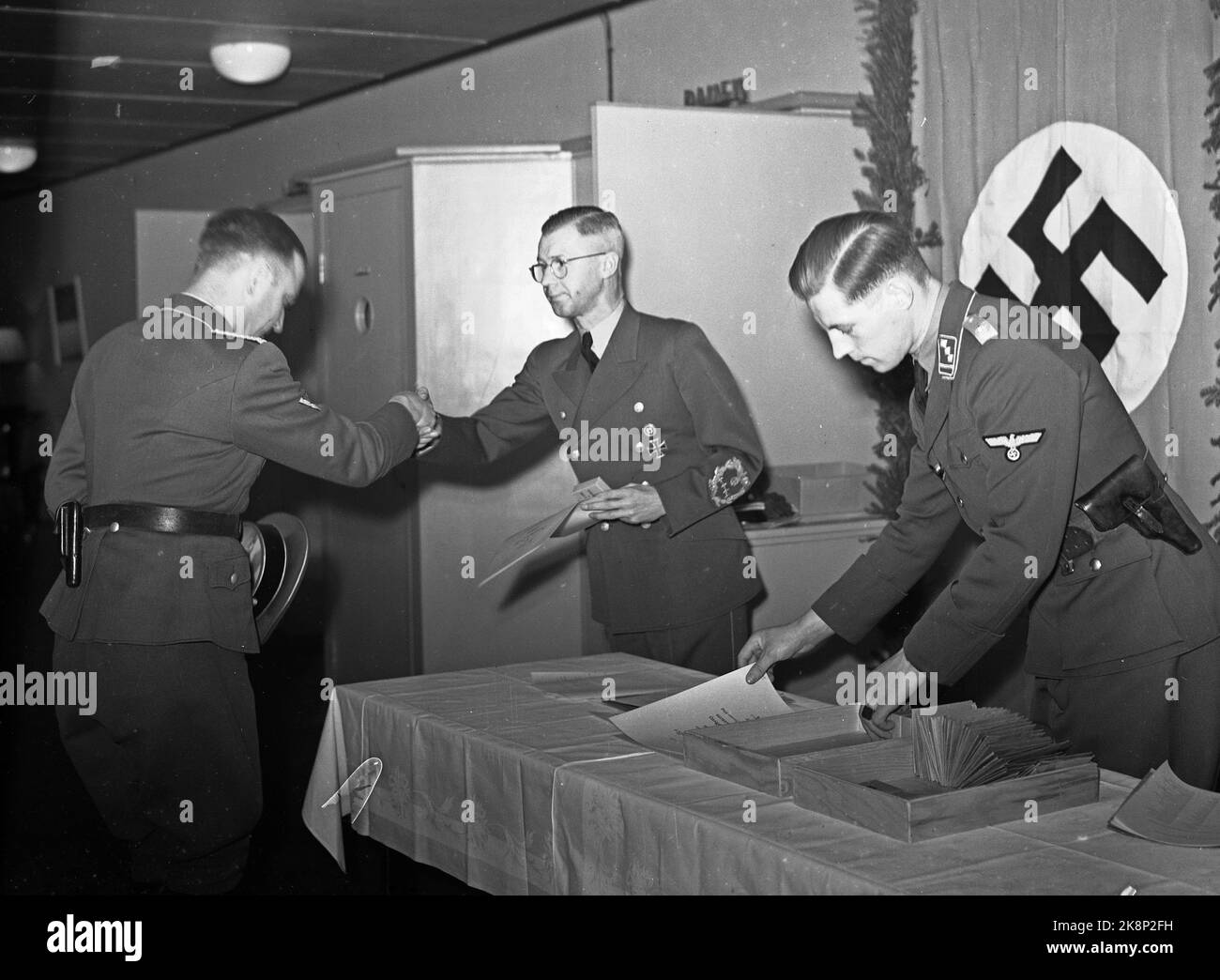 WW2 Oslo 19420202 il commissario nazionale Josef Terboven consegna medaglie ai dipendenti della Commissione nazionale. Foto: NTB *** Foto non elaborata ***** Foto Stock