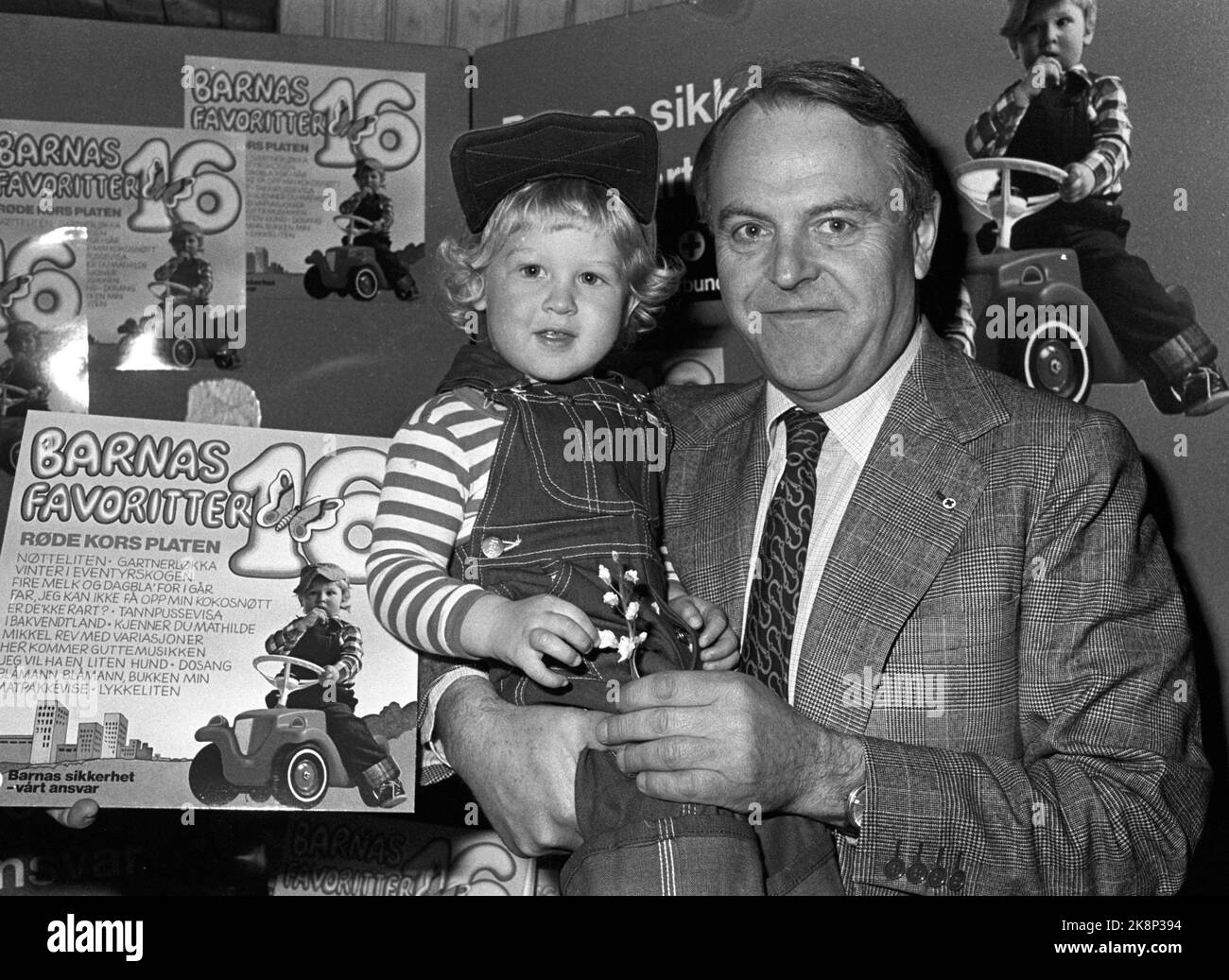 L'album di Oslo 19790522 "Children's Safety-Our Responsibility" è il motto del platen della Croce Rossa "Children's Favorites" che è ora in vendita in tutto il paese. Ecco il presidente della Croce Rossa norvegese, Hans Høegh che presenta il record e il suo braccio ha 3 anni Stian che è una figura di revisione su copertine e poster del disco. Foto; Knut Nedrås / NTB Foto Stock