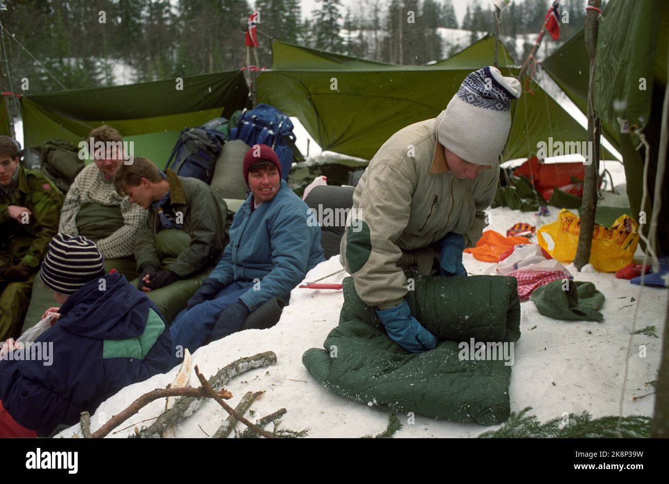 Oslo 19910316. Mood in Marka sotto 5 miglia. Spettatori, giovani hanno trascorso la notte nel bosco. Rotoli insieme i sacchi a pelo. Holmenkollen Foto: Bjørn owe Holmberg / NTB Foto Stock