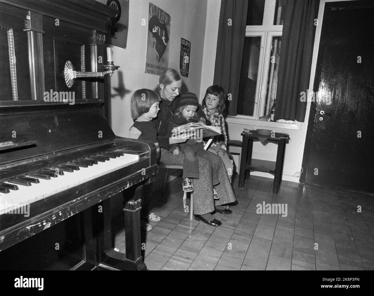 Porsgrunn 1974. La casa delle donne. EVA Blomfeldt racconta l'avventura per i bambini. La casa è sia per le nuove femministe che per il fronte femminile e le loro attività. Foto: Aage Storløkken / corrente / NTB Foto Stock