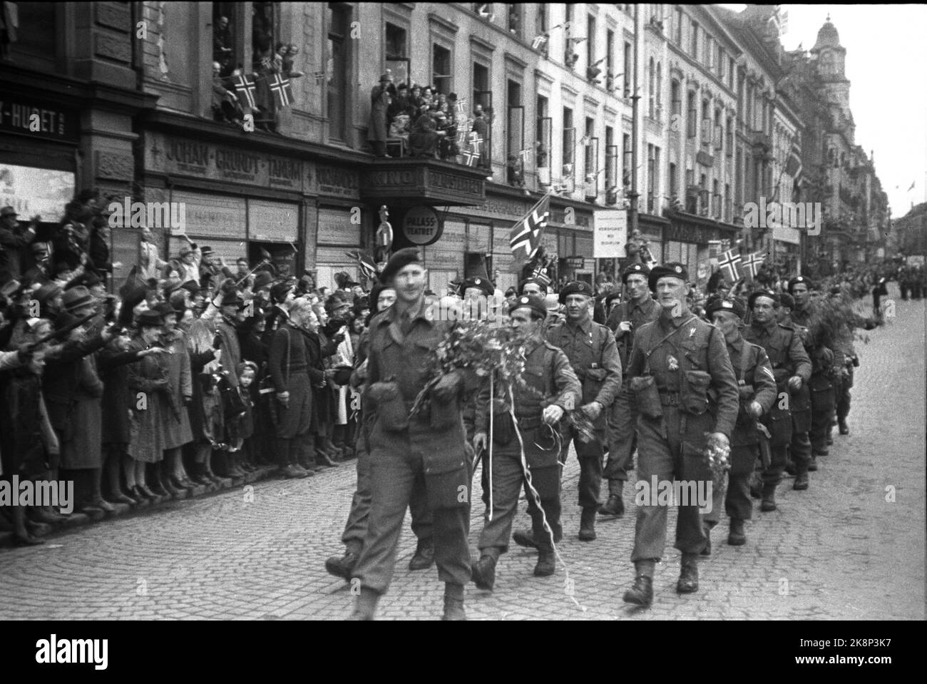 Oslo 19450510 Giornate della pace, maggio 1945. Le truppe inglesi e norvegesi sono arrivate a Oslo, sfilate sulla porta di Karl Johans. Questi sono i soldati britannici "Red Devil's" che portano fiori che hanno ricevuto dagli spettatori. Foto: Håland / NTB / NTB Foto Stock