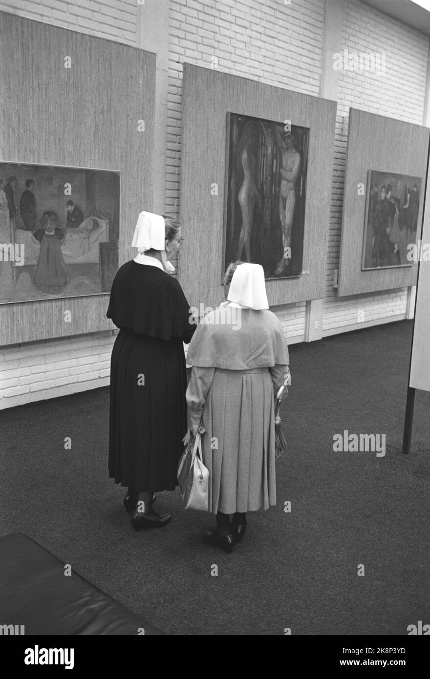 Oslo 19630921 il nuovo Museo Munch di Oslo. La gente affolla al museo da tutti i lati. Ecco la mostra di apertura, quella che è stata organizzata per la solenne inaugurazione all'inizio dell'estate. Una presentazione completa e cronologica di Edvard Munch. Dalla sala espositiva. Due suore studiano i dipinti. Foto: Aage Storløkken / corrente / NTB Foto Stock