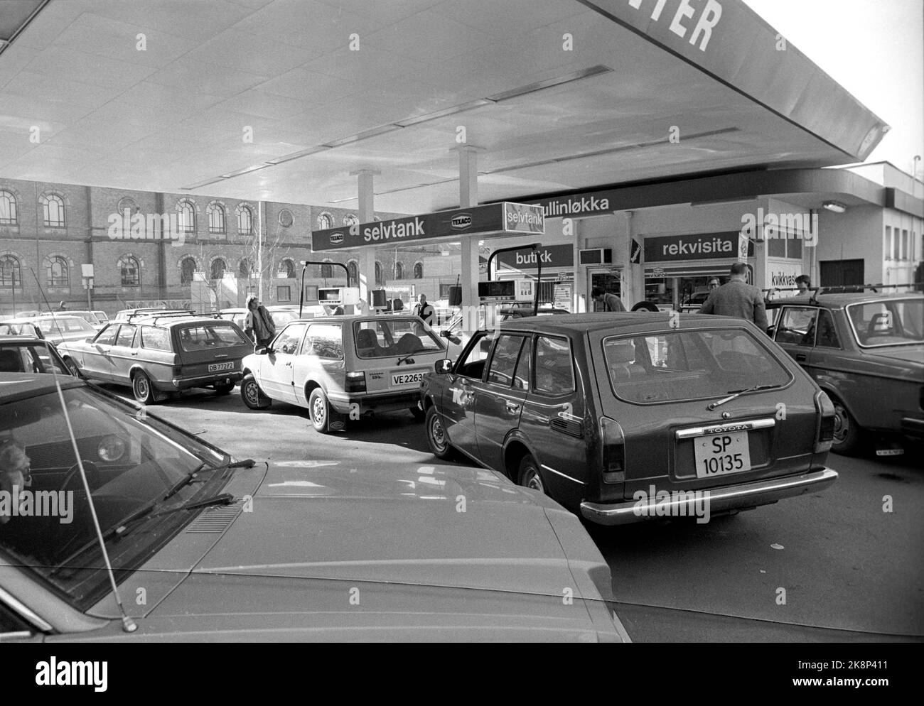 19820421 Strike per il trasporto. Lunghe code alle stazioni di servizio di Oslo nelle ore mattutine, ma non era molto tempo prima che anche questa stazione di Tulinløkka esauriva la benzina. Foto Henrik Laurvik / NTB Foto Stock