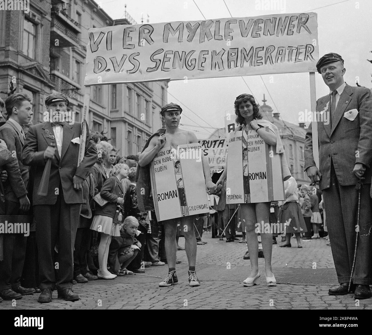 Oslo 19570517 maggio 17 la celebrazione di Oslo è diventata un'esperienza piuttosto fresca, ma questo non ha smorzato le suole russe. L'autore Agnar Mykle e i suoi libri sono stati spesso citati nel treno russo. Qui due russi vestito come il libro canzone sul rosso rubino, e con poster Foto: NTB / NTB Foto Stock