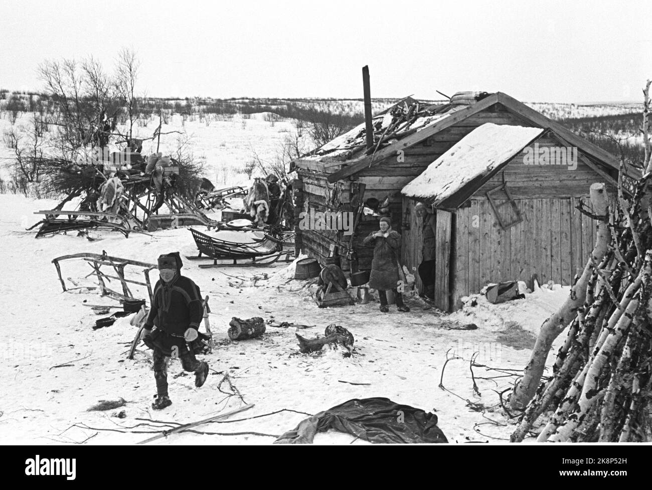 Karasjok 1952. La vita quotidiana dei Sami a Karasjok. Qui vediamo da un workshop dove ci sono molte attività. Foto: Sverre A. Børretzen / corrente / NTB Foto Stock