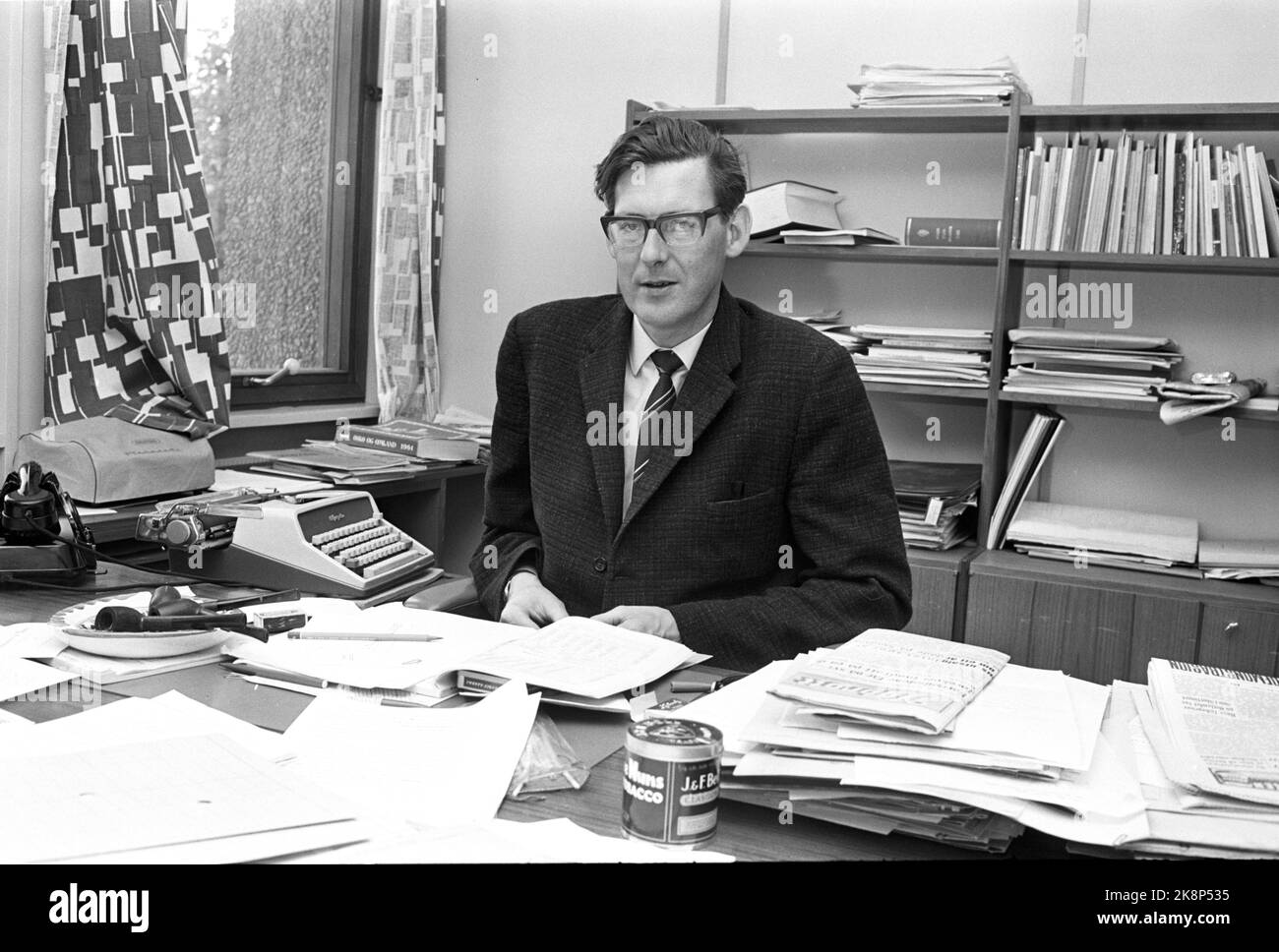 Oslo nell'estate del 1964: Quando verrà introdotta l'assicurazione nazionale, essa interesserà tutti i norvegesi in modi diversi, ma che cosa costerà a ciascun cittadino e che cosa fornirà? Il Segretario di Stato del Ministero degli Affari sociali Bjørn Skau risponde alle domande sulla pensione pubblica. Foto: Ivar Aaserud / corrente / NTB Foto Stock