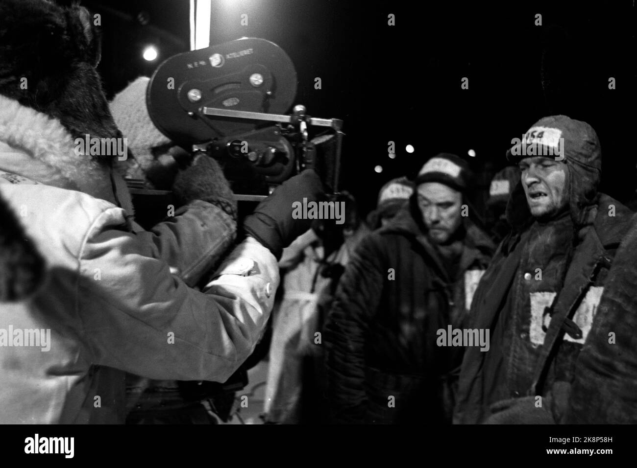 Oslo 19700110 la registrazione del film "un giorno in Ivan Denisovich Life" si svolge a Røros. Ecco due personaggi chiave del film, Espen Skjønberg (TV) che gioca il supervisore Taurin e Tom Courtenay con il numero di prigione 854. Foto: Foto: Sverre A. Børretzen / corrente / NTB Foto Stock