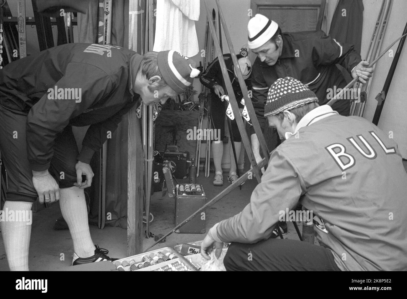 Oslo 19740316 tre impianti di sci norvegesi sono riusciti a produrre sci in fibra di vetro prima della gara di Holmenkollen del 1974. Qui dalla città di lubrificazione dove l'attivo lubrifica gli sci anche a differenza di oggi, dove un'intera squadra lubrifica per loro. Foto: Ivar Aaserud / corrente / NTB NB! Foto non trattata Foto Stock