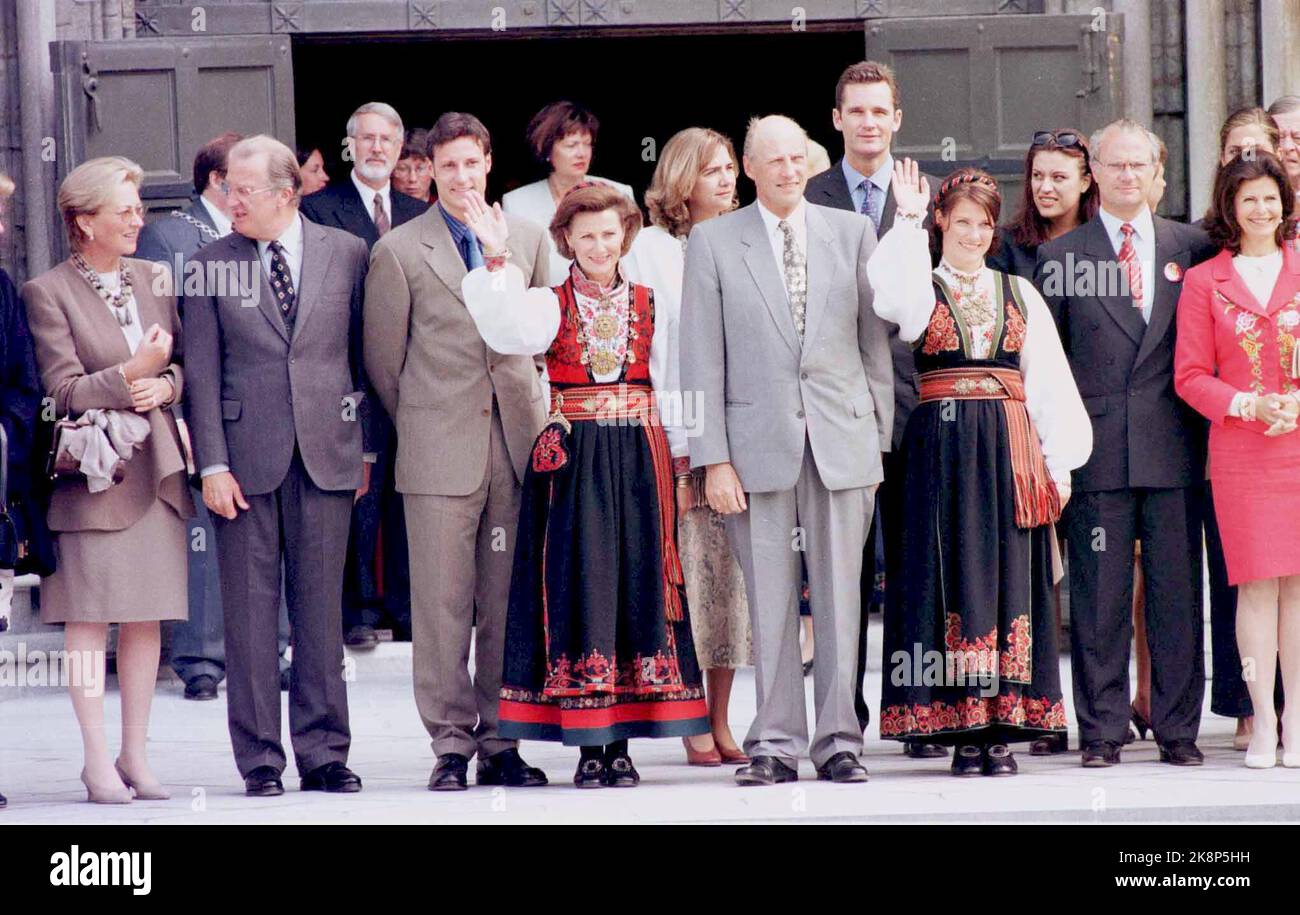 Trondheim 19970621 il re Harald e la regina Sonja compie 60 anni, celebrando il 60th° anniversario di Trondheim con un certo numero di ospiti reali. La coppia reale e gli ospiti si stanno muovendo ai partecipanti dopo la visita alla Cattedrale di Nidaros, dove si è tenuto un breve atto musicale. La regina Sonja e il re Harald con il principe ereditario Haakon e la principessa Märtha al centro del quadro, con la coppia reale belga t.v. e il re svedese Carl Gustaf e la regina Silvia (t.h.h). NTB photo: Gorm Kallestad / NTB Foto Stock