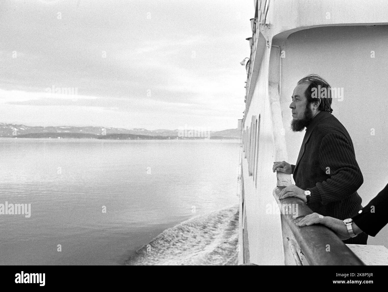 Oslo 19740223. L'autore sovietico Aleksandr Soljenitsyn in visita alla Norvegia. Venne ad Oslo con la barca danese Princess Margrethe la mattina presto. Qui dall'entrata di Oslo. Foto: Vidar Knai / NTB / NTB il nome è anche spesso scritto Solzjenitsyn Foto Stock