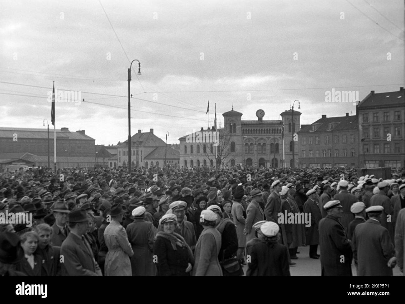 Oslo. Volume della gente alla piazza del Municipio il 1st maggio. Notate che i cantanti bianchi più indossano. A destra sullo sfondo c'è l'Aker Mechanical Workshop, poi il maestro della stazione segue la residenza e la parte anteriore della stazione occidentale. Foto: NTB / NTB Foto Stock
