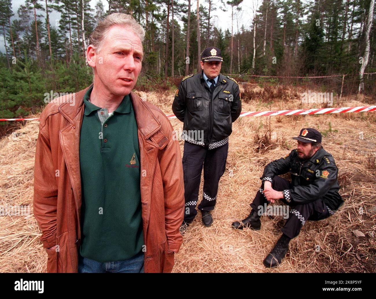 Ørje. L'assassino di massa svedese Thomas Quick deve aver ammesso di uccidere una ragazza in Drammen al momento in cui Therese Johannesen (9) scomparve quasi otto anni fa. Foto: L'investigatore Nils Haukland alla Camera di polizia di Drammen che ha vissuto con il caso Therese per otto anni, è stato l'ispezione di domenica nella zona in cui Thomas Quick sostiene di aver scaricato il corpo. (NTB-foto Rune Petter Ness) Foto Stock