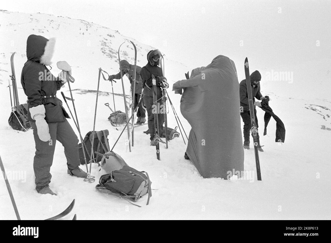 Hallingskeid 19720401 la Norwegian Tourist Association organizza qualcosa che chiamano Turveke ad Hallingskeid. Affittano la casa in pietra di NSB che era originariamente una caserma di costruzione per i ragazzi che costruirono la ferrovia di Bergen, e questa casa è la più comoda delle cabine incustodite dell'associazione turistica. Foto; Sverre A. Børretzen / corrente / NTB Foto Stock