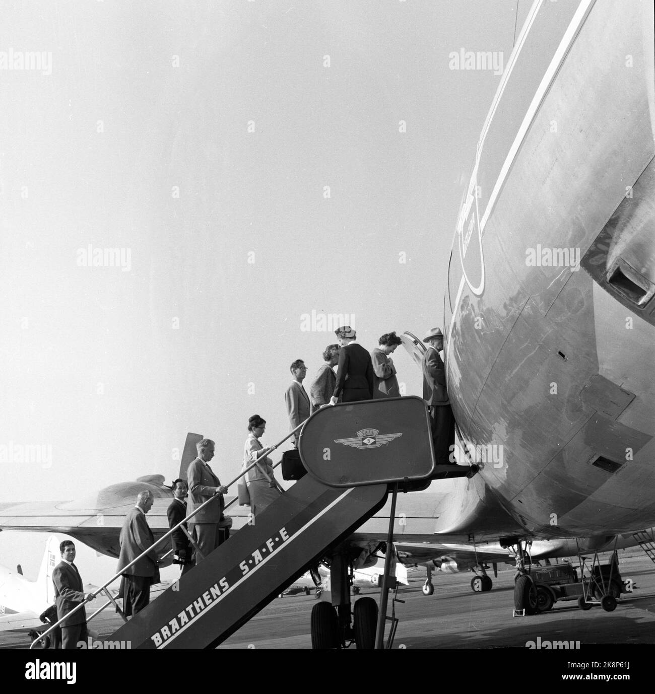 (Attuale No. 27 1961) - '' Skål oline, per la nostra prima vacanza di 31 anni '' charter turisti a bordo di un Braathens Safe Fly per viaggiare nelle vacanze meridionali a Maiorca, Spagna. Chartertur / charter turistici / turisti / turismo / turismo / sud / vacanze sud / tour sud / turismo sud / voli / voli / voli charter / compagnie aeree / compagnie aeree / compagnia aerea Foto; Arnfinn B. Storkaas / corrente / NTB Foto Stock