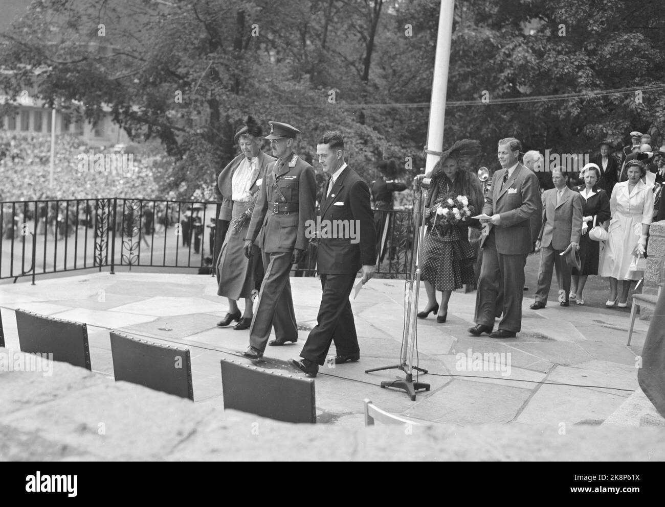 Oslo 19500607. Eleanor Roosevelt si trova a Oslo per svelare la statua del marito Frankelin D. Roosevelt, presso la Fortezza di Akershus. La famiglia reale norvegese presente durante l'inaugurazione. Qui la famiglia reale arriva di fronte al re Haakon, dietro la principessa ereditaria Märtha, il principe Harald, la principessa Ragnhild e la principessa Astrid che sono russi. Foto: NTB / NTB Foto Stock