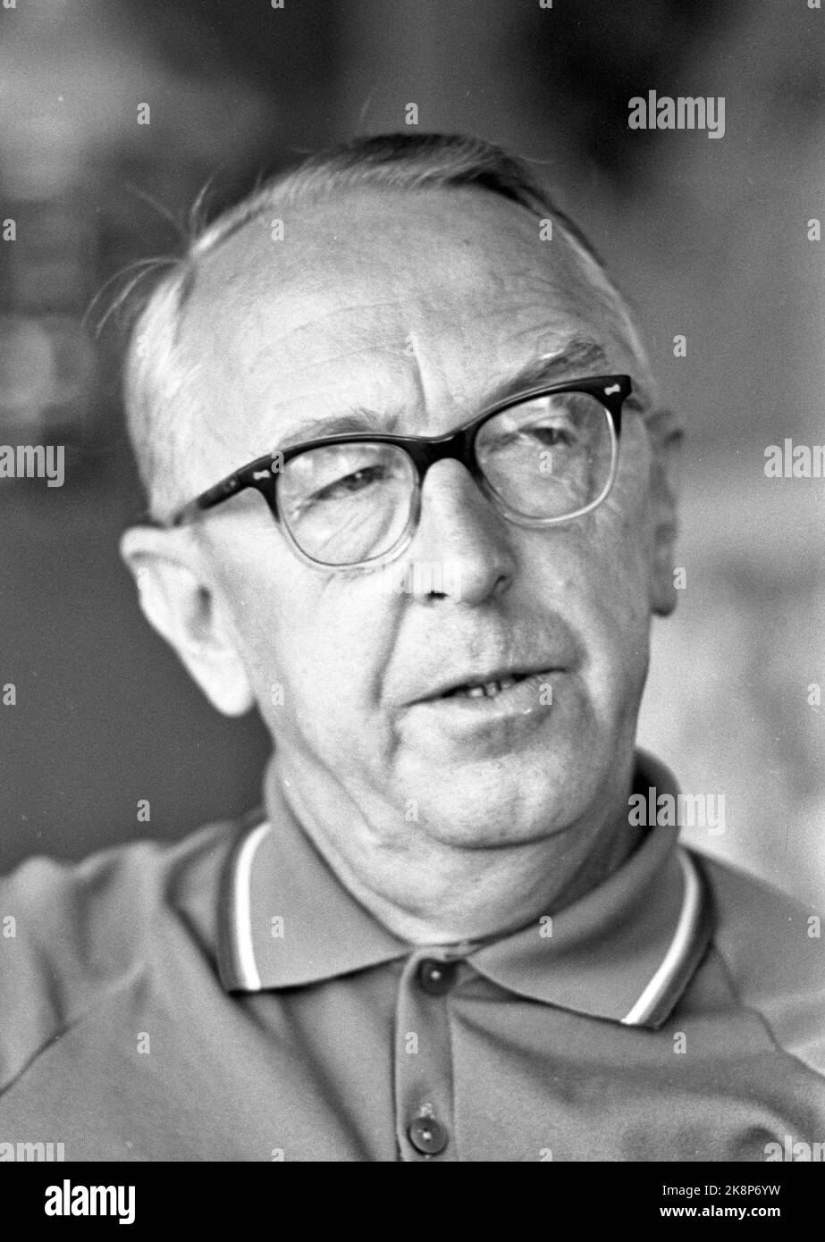 Oslo nell'estate del 1969: Intervista la situazione al Ministro sociale Egil Aarvik (KrF). Il Ministro degli affari sociali non condivide la proposta del Ministero degli affari sociali su alcune prestazioni supplementari nel sistema di assicurazione nazionale, proposta che egli stesso ha presentato e adottato poco prima delle vacanze estive. Tra le altre cose, i cosiddetti "kit di famiglia” sono omessi, un ministro sbagliato farà tutto il possibile per correggere. Foto: Sverre A. Børretzen in corso / NTB Foto Stock