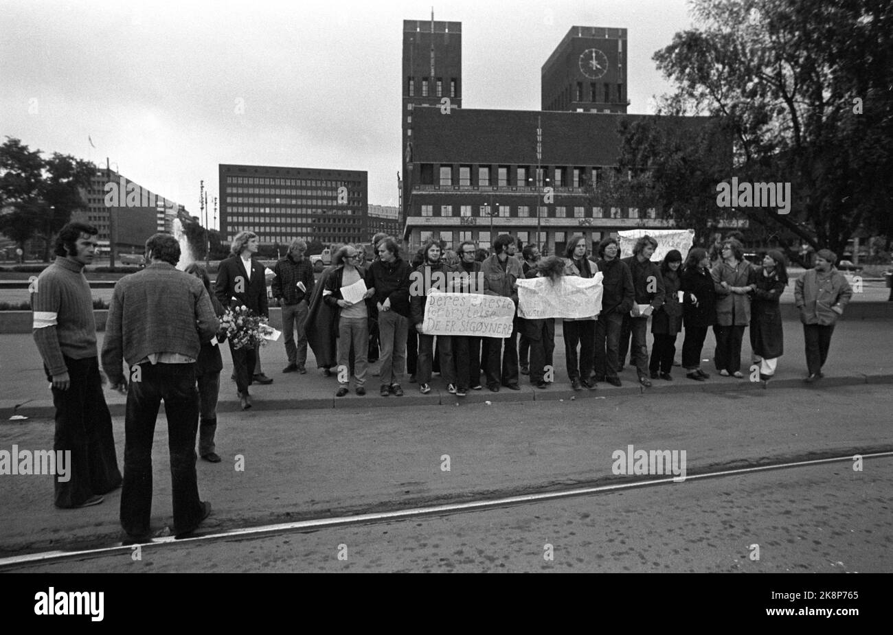 Oslo197206. La Compagnia degli Zingari di 65 Zingari senza Stato, che arrivò in Norvegia dalla Finlandia senza un permesso d'ingresso, fu espulsa e trasportata fuori dal paese con le carte di polizia. Le vetture zingare erano in condizioni così povere che il compagno era trasportato da un treno speciale da NSB da Fauske a Kristiansand. A Oslo, i manifestanti erano presenti quando il treno passava la piazza del municipio di mattina presto, ma un gran numero di agenti di polizia hanno fatto sgombrare la pista del porto. Foto NTB / NTB Foto Stock