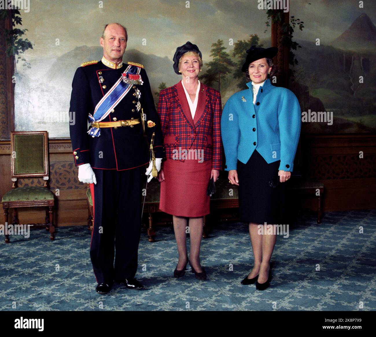 Oslo 19930723: Visita ufficiale in Norvegia del presidente islandese Vigdis Finnbogadottir. Qui il presidente Vigdis Finnbogadottir (t.v.), il re Harald e la regina Sonja dalla fotografia ufficiale nella stanza degli uccelli al castello. Regina Sonja in giacca blu, gonna nera e cappello. Foto: Gunnar Lier Scanfoto / NTB Foto Stock