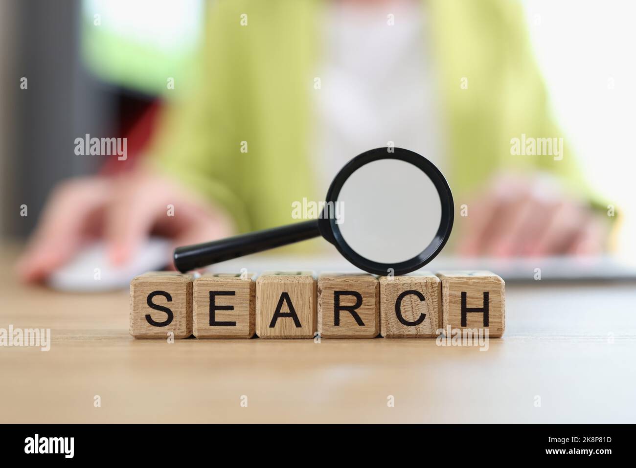 Ricerca di parole raccolte di cubi di legno e loupe Foto Stock