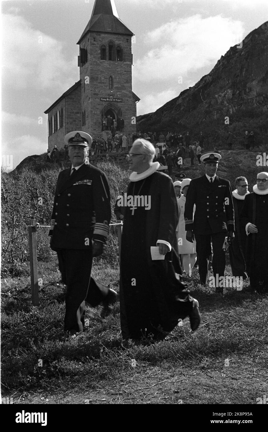 Finnmark Agosto 1969 Re Olav, Principe Corona Harald e Principessa Corona Sonja visitano Finnmark. Qui Re Olav (TV) dopo l'inaugurazione di Kong Oscar la Cappella dell'altro. La cappella sullo sfondo. Il principe ereditario Harald e la principessa ereditaria Sonja furono scorgere dietro il re. Foto: Archivio NTB / NTB Foto Stock