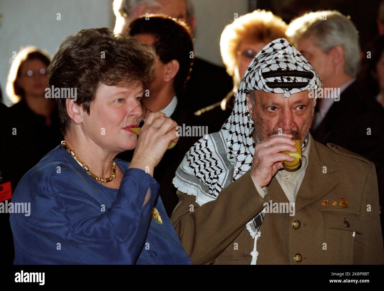 Oslo 19941211: Il primo ministro Gro Harlem Brundtland e Yasir Arafat Godetevi un bicchiere di succo d'arancia durante il pranzo ad Akershus. Il Premio Nobel per la pace 1994 è diviso tra Yasir Arafat, Shimon Peres e Yitzhak Rabin. Foto: Rune Petter Næs NTB / NTB Foto Stock