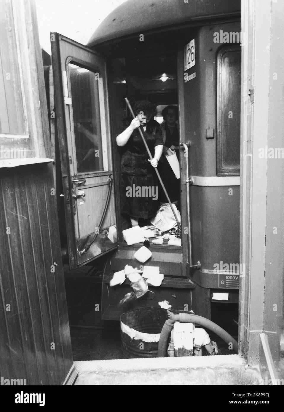 Oslo 19600106: Nel 1960, NSB aveva 3212 letti nei loro vagoni letto, e divennero sempre più popolari. Ogni giorno, un esercito di pulitori si è trasferito nella zona di NSB a Lodalen, per lavare, pulire e cambiare biancheria da letto, spesso in condizioni di lavoro molto difficili. Photo: Ivar Aaserud / current / NTB Physical Lok: Current No. 4, 1960 Gigant Hotel - without Director! Foto Stock