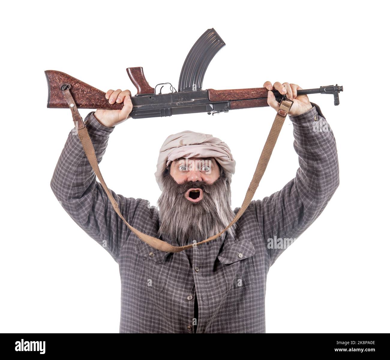 L'uomo barbuto luogo kalashnikov isolato su uno sfondo bianco. Guerriero emotivo urlando con arma automatica. Foto Stock