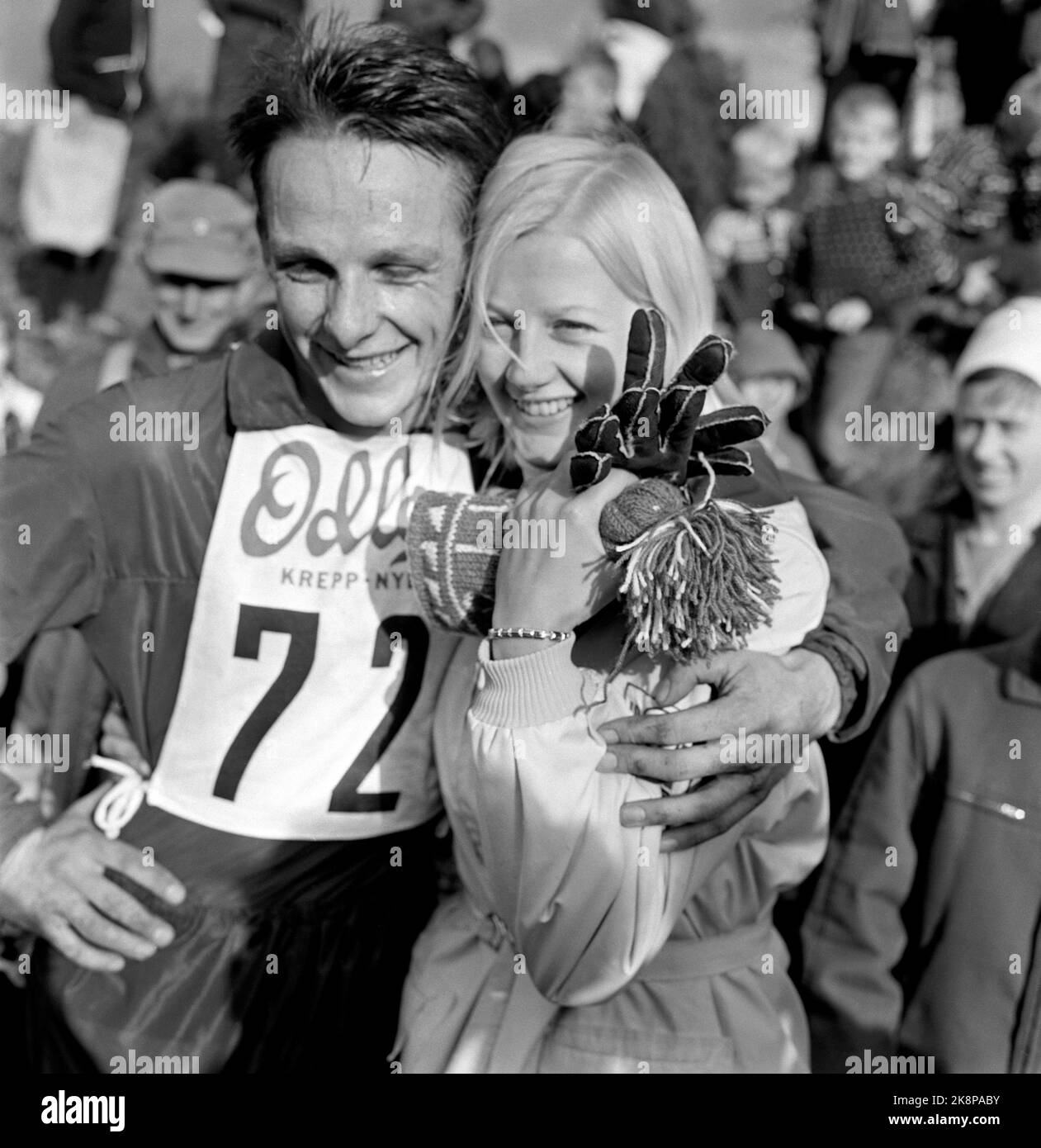 Frogn 19671015: Ingrid Thoresen (in seguito Ingrid Hadler), BUL, che ha preso il suo primo campionato senior, e Åge Hadler, BUL, che ha difeso il suo titolo dall'anno scorso. Entrambi hanno ricevuto anche i trofei reali di quest'anno. Qui sono fotografati sorridendo insieme, 15 ottobre 1967. Il Campionato norvegese di orientamento è stato organizzato dall'associazione sportiva Hauketo. Foto: NTB / NTB Foto Stock