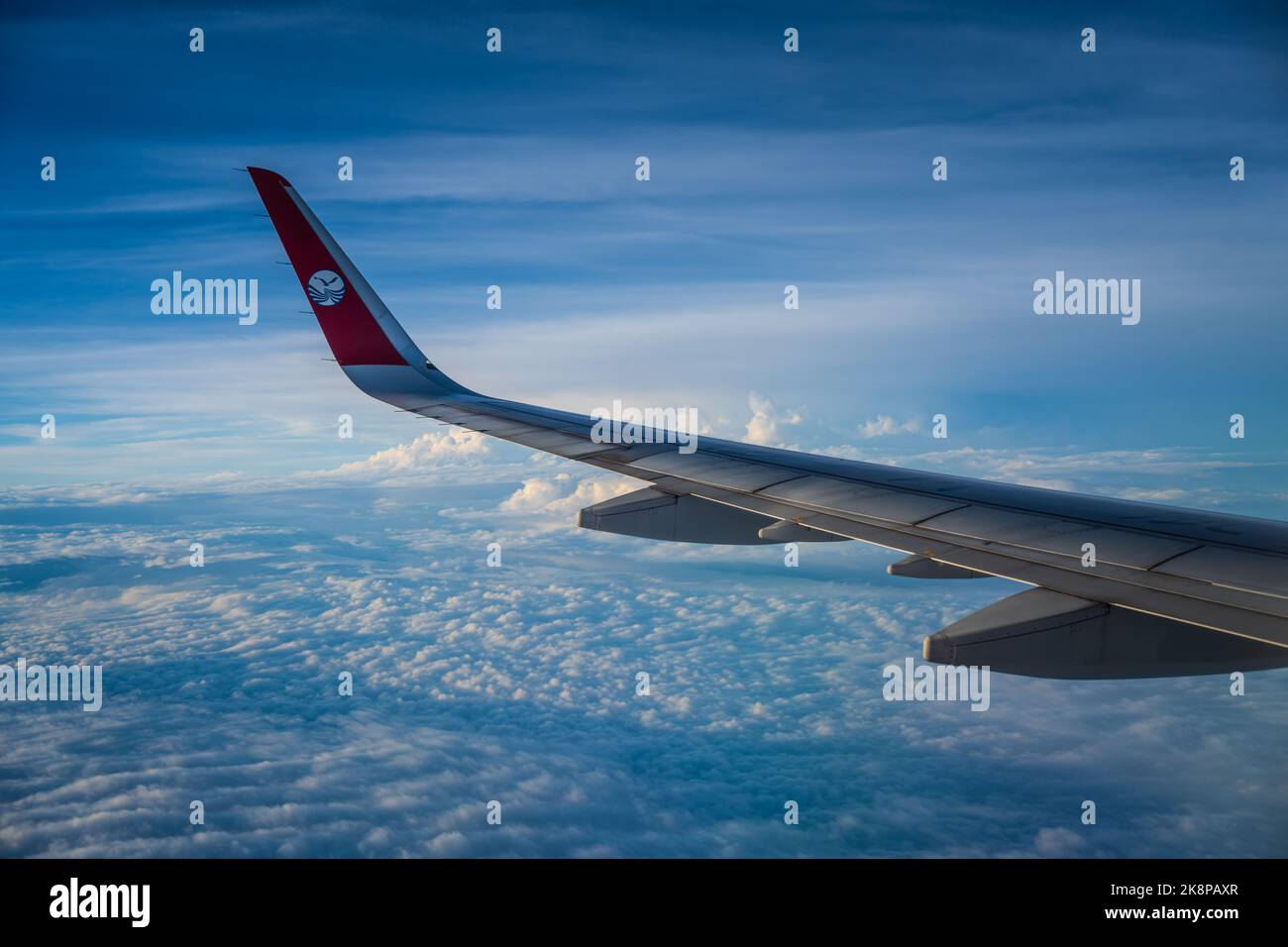 Una vista aerea dell'aereo della linea aerea di Sichuan Wing tip A320 sullo sfondo del cielo blu Foto Stock Una vista aerea dell'aereo della linea aerea di Sichuan Wing tip A320 sullo sfondo del cielo blu Foto Stock