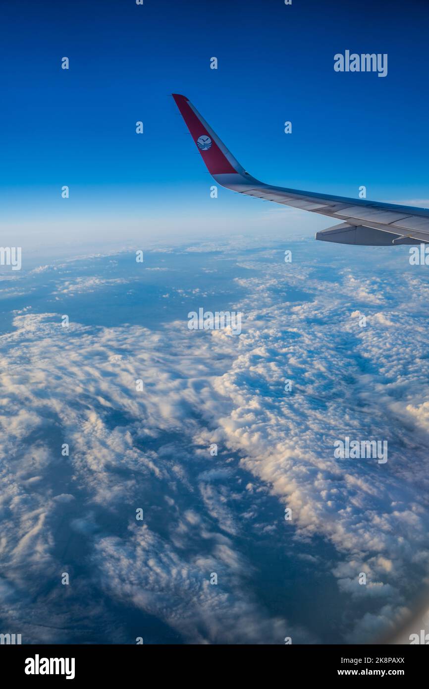 Una vista aerea dell'aereo della linea aerea di Sichuan Wing tip A320 sullo sfondo del cielo blu Foto Stock Una vista aerea dell'aereo della linea aerea di Sichuan Wing tip A320 sullo sfondo del cielo blu Foto Stock