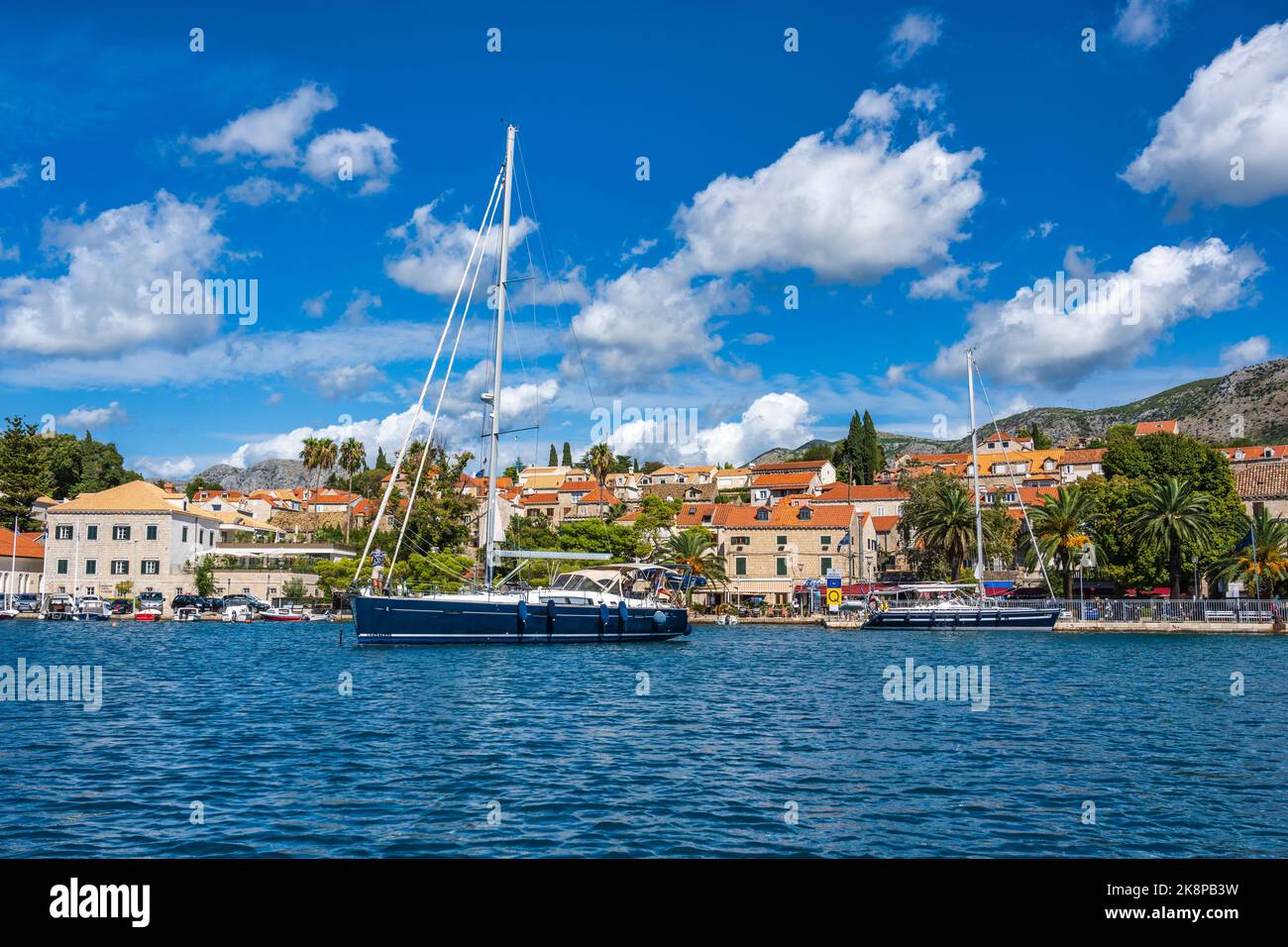 Barche all'ancora nel porto della pittoresca città di Cavtat sulla costa dalmata della Croazia Foto Stock