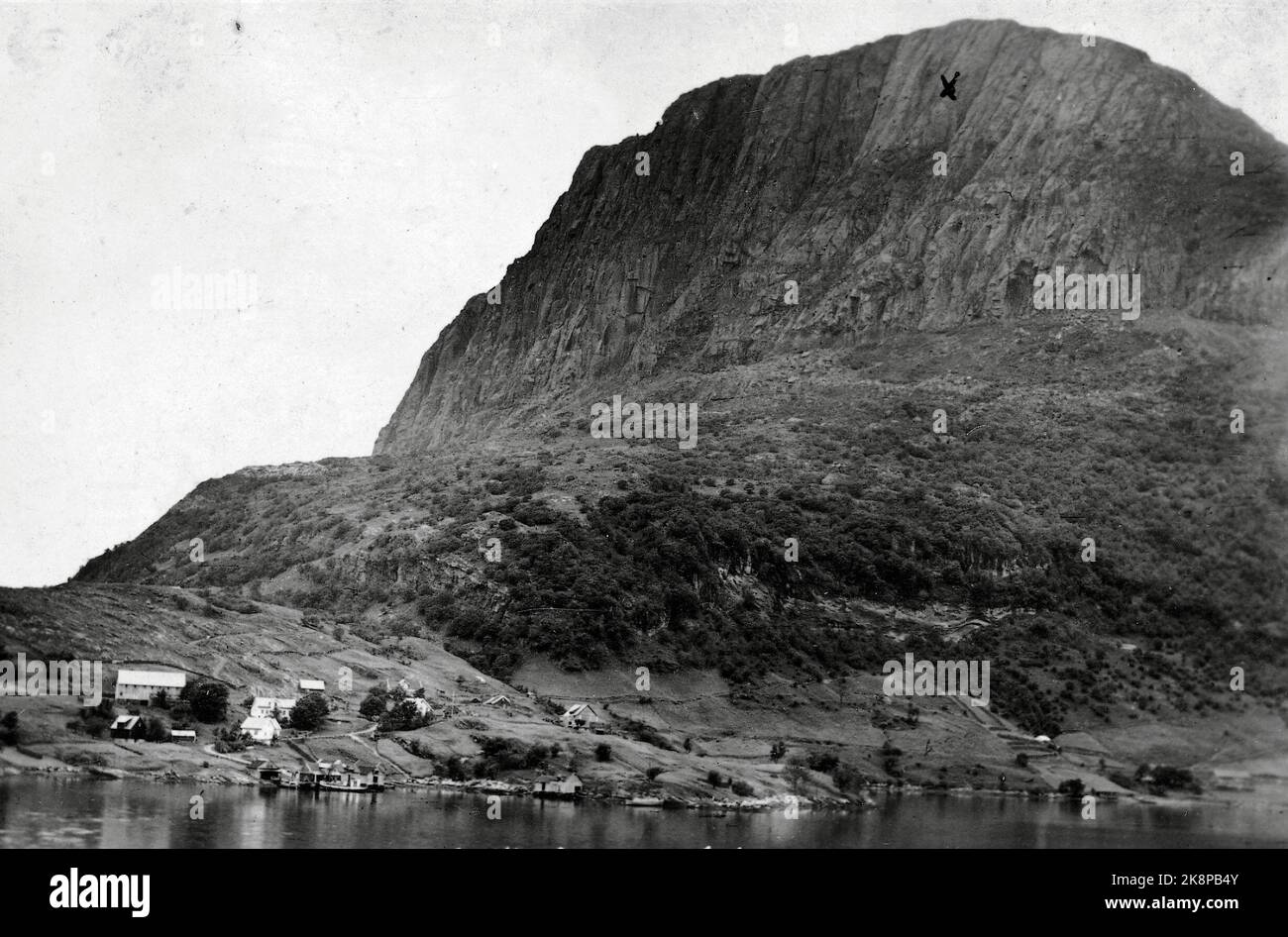 Oslo 20080608: L'idilliaco villaggio di Risneshaugane sotto la ripida festa di montagna Lihesten a Hyllestad in Ytre Sogn. Qui, sette persone sono morte il 16 giugno 1936, quando gli aerei da posta e passeggeri 'aquile' si sono scontrati con la festa di montagna. Foto di magazzino: Privato / NTB Foto Stock