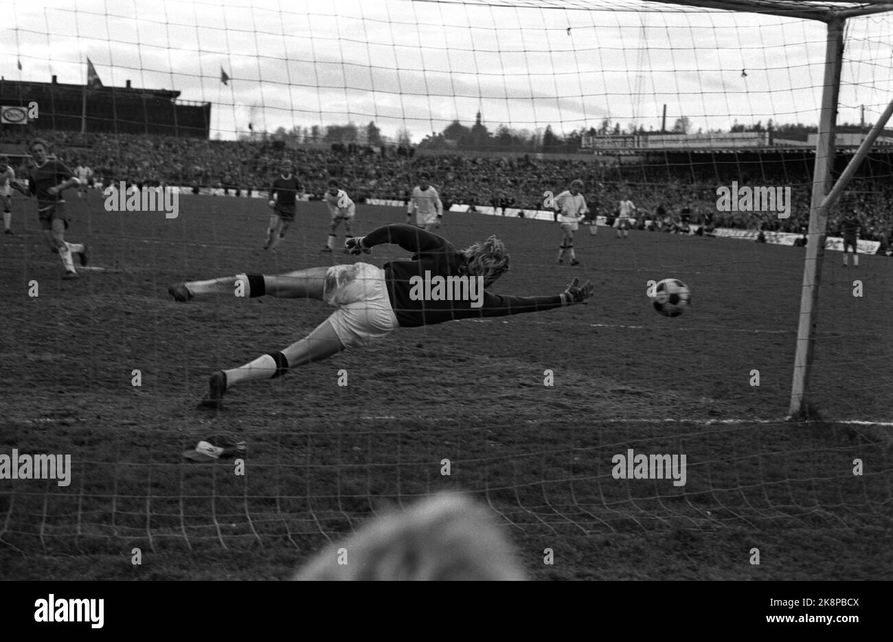 Oslo, 19711024. La finale di coppa allo Stadio Ullevål. Fredrikstad FK - Rosenborg BK 1-4. Qui il punteggio DI FFK. Åge Johansen in penalità, Geir Karlsen in RBK goal. Foto: Aage Storløkken / Ivar Aaserud / corrente / NTB Foto Stock