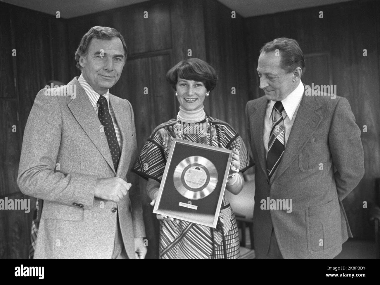 Oslo 19761215. Crown Princess Sonja riceve un piatto d'oro per la canzone 'ho un tulle con gli occhi blu' che ha cantato nel mercato della mamma. Il record ha portato in kr. 200.000 alla principessa Märtha Louise Fond per i bambini disabili. Qui insieme a (t.v.) Toto Johannessen e Knut Lie. Foto: Erik Thorberg NTB / NTB Foto Stock